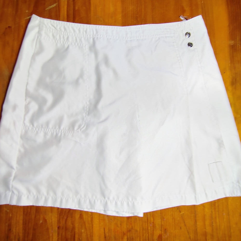 Izod off-white Women’s Skort with Button Detail